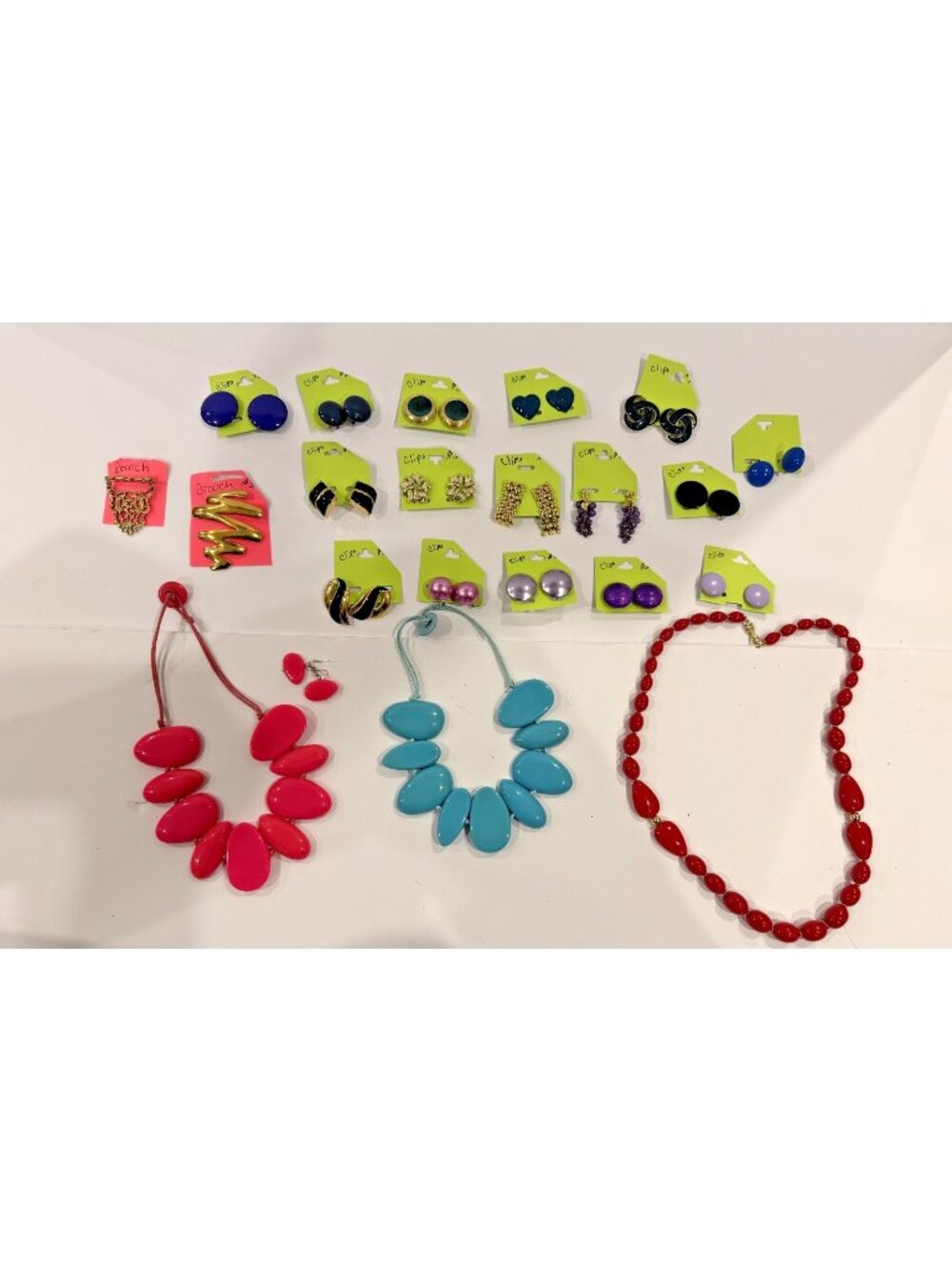 Lot of 22 80's Jewelry lot 17 clip on earrings 2 brooches 3 necklaces